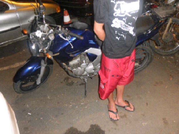 Adolescente é detido por esconder moto furtada em São José dos Campos, SP. (Foto: Divulgação/Polícia Militar)