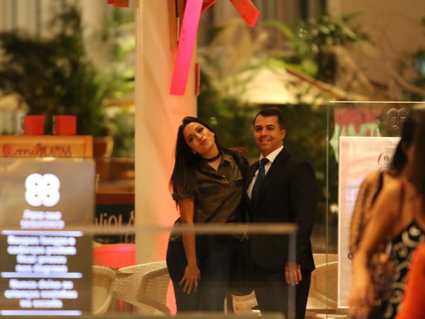 Anitta com fã em shopping na Zona Oeste do Rio (Foto: Fábio Moreno/ Ag. News)