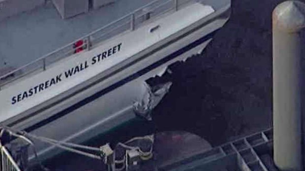 Imagem da TV local mostra rombo no ferry acidentado nesta quarta-feira (9) em Nova York (Foto: AP)