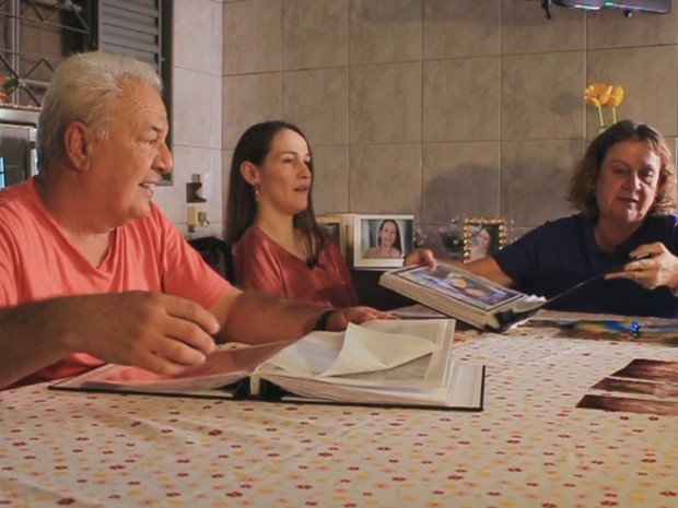 Gabriela ao lado dos pais: superação familiar (Foto: Reprodução/ TV TEM)