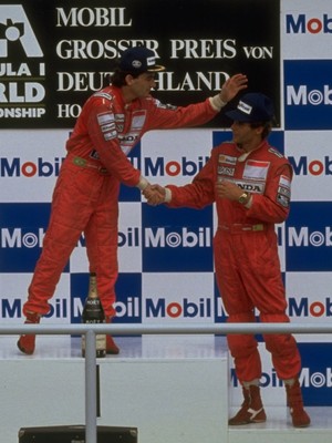 Ayrton Senna e Gerhard Berger no GP da Alemanha de 1990: amizade e companheirsmo na McLaren (Foto: Getty Images)