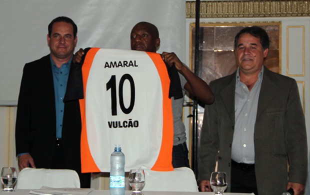 Amaral também foi apresentado nesta quarta-feira (9) (Foto: Jéssica Balbino / Globoesporte.com)