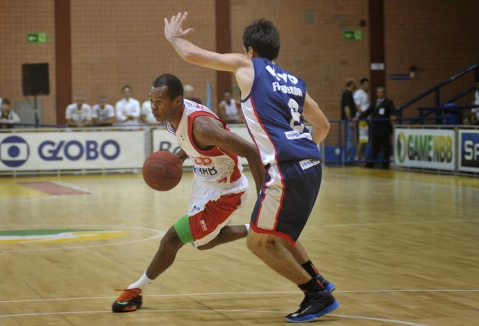 Nezinho bate para dentro de Figueroa em partida de Brasília contra o Franca (Foto:  Brito Júnior/Divulgação)