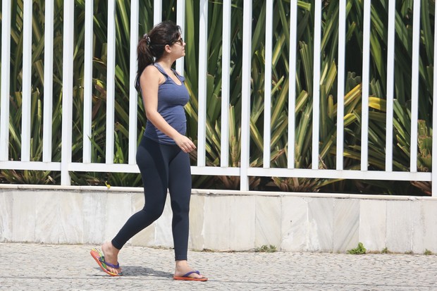 Vanessa Giácomo passeia grávida pela praia do pontal, RJ (Foto: Dilson Silva / Agnews)