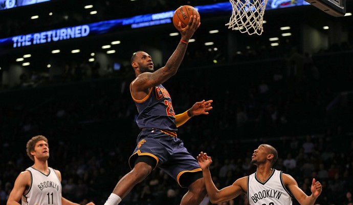 LeBron James e Markel Brown, Brooklyn Nets x Cleveland Cavaliers (Foto: Reuters)