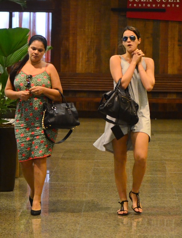 EGO Sem sutiã Bruna Marquezine passeia com a mãe em shopping do Rio notícias de Famosos