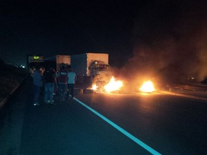 Manifestantes bloqueiam Via Parafuso desde as 4h desta sexta-feira (Foto: Divulgação / Bahia Norte )