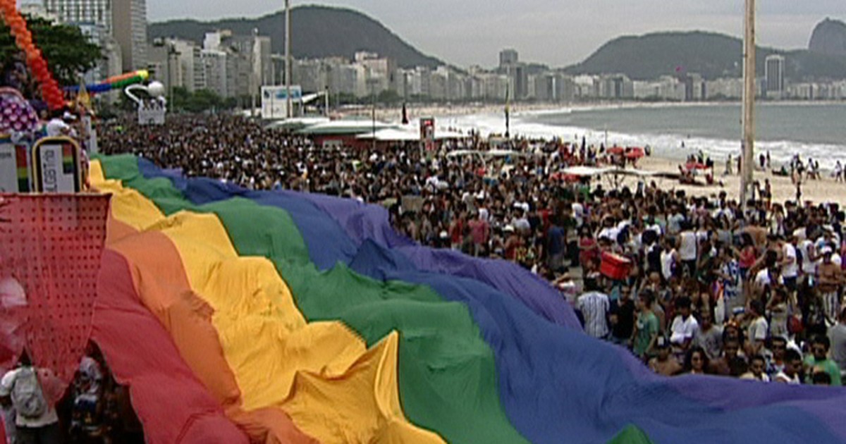 G1 Pista reversível em Copacabana é fechada pelo público da Parada Gay notícias em Rio de