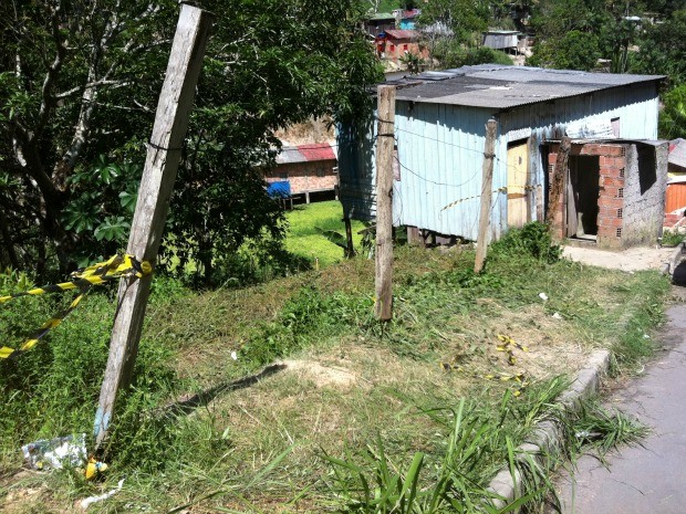 Corpo foi localizado por moradores que acionaram socorro (Foto: Camila Henriques/G1 AM)