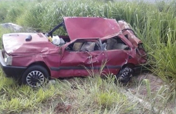 Sete pessoas seguiam no carro de passeio na BR-060 (Foto: Divulgação/PRF)
