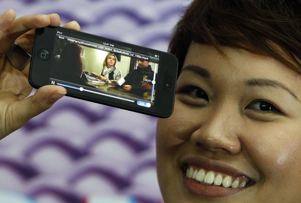 Modelo mostra iPod com película EyeFly 3D (Foto: Edgar Su/Reuters)