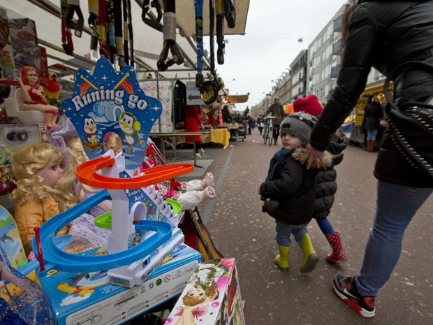 Família passeia no mercado Albert Cuyp, em Amsterdã (Foto: Peter Dejong/AP Photo)