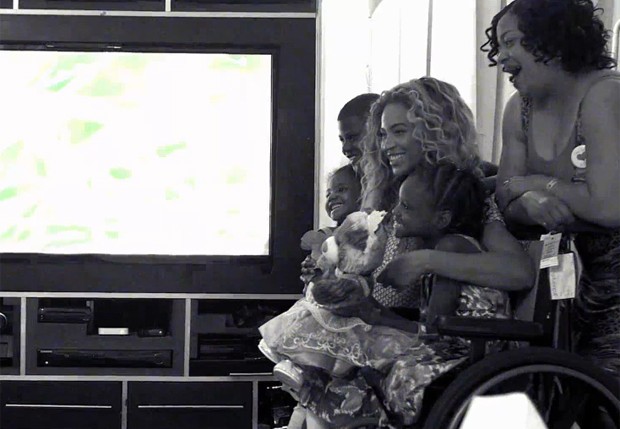 Beyoncé posa com fãs (Foto: Reprodução/YouTube) Beyoncé posa com fãs (Foto: Reprodução/YouTube)