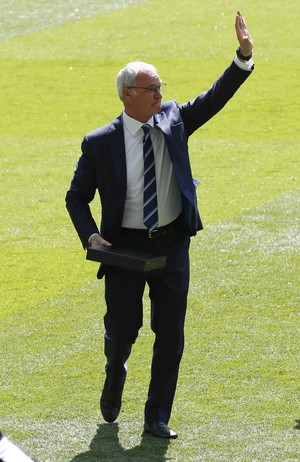 Claudio Ranieri recebe placa do Chelsea no Stamford Bridge (Foto: Reuters / Eddie Keogh Livepic )