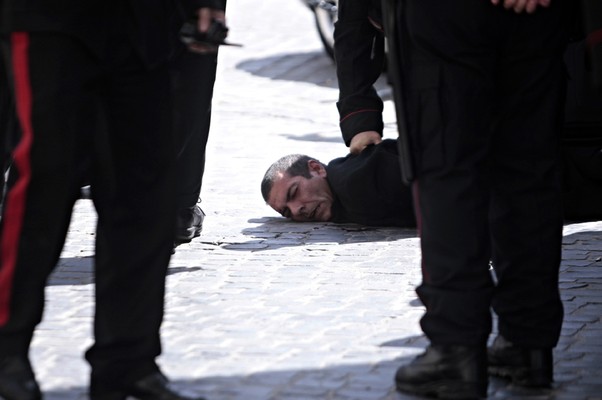 Homem acusado de disparar contra a polícia é preso na Itália. Disparos ocorreram no momento da posse do novo primeiro-ministro, Enrico Letta (Foto: /Mauro Scrobogna/AP)