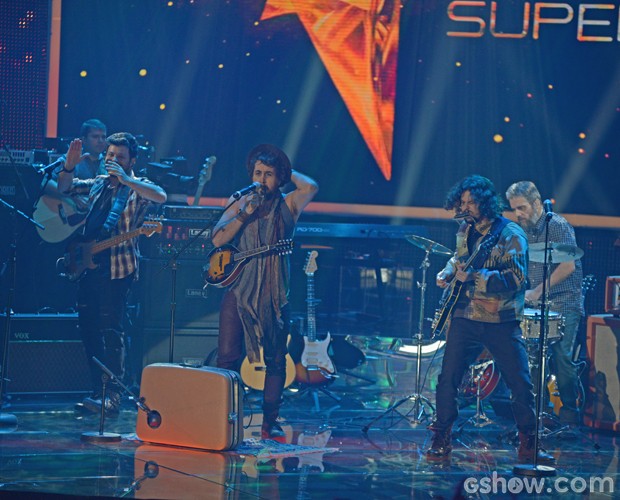 Suricato canta a música 'Talvez' no Top 9 (Foto: Camila Serejo / TV Globo)