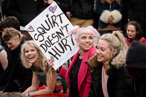 Jovens em Londres mostram cartaz que diz: 'Gozar não machuca' (Foto: Leon Neal/AFP) Jovens em Londres mostram cartaz que diz: 'Gozar não machuca' (Foto: Leon Neal/AFP)