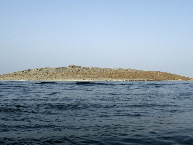 Ilha formada após o terremoto na costa de Gwadar, no litoral paquistanês (Foto: Reuters)