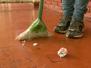 Aluna fez uma vassoura de garrafa pet (Foto: Alexandre Sá/EPTV)