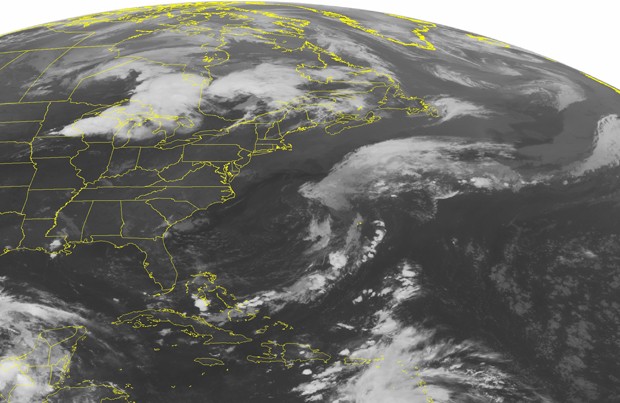 Danielle deve atingir costa mexicana na tarde ou noite desta segunda (Foto: NOAA/Weather Underground/AP)