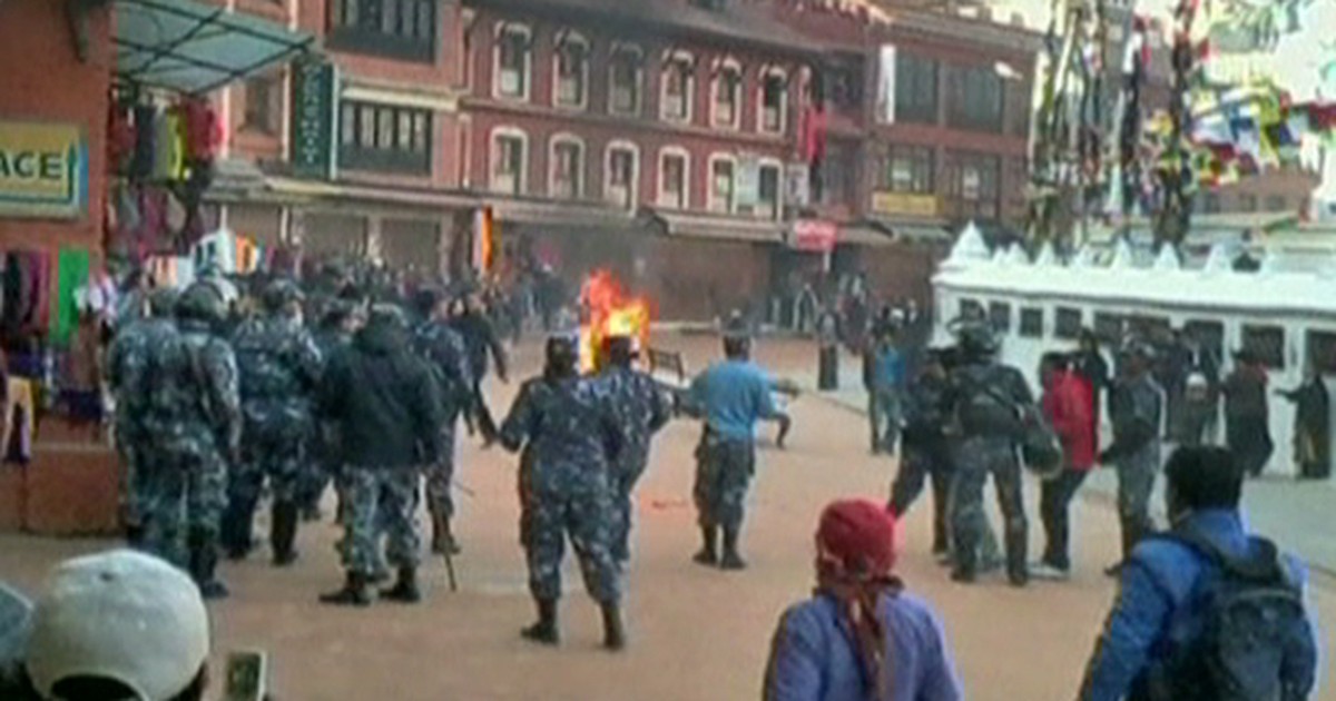Globo News Monge tibetano ateia fogo em si mesmo em protesto