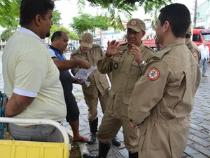 Proprietários dos parques se informam a respeito da regularização dos esquipamentos de segurança (Foto: Walter Paparazzo/G1)