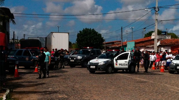 Polícia faz cerco à fábrica de açaí, em Parnamirim (Foto: Rafael Barbosa/G1)