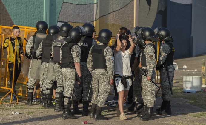 Mulher deixa estádio Centenário após clássico Nacional x Peñarol ser cancelado (Foto: Pablo Porciuncula/AFP)