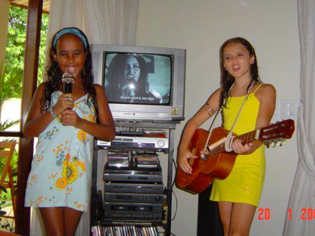 Soltando a voz! Ao lado de amiga de infância, Isabelle canta no karaokê (Foto: Arquivo Pessoal cedido pelo TV Xuxa)