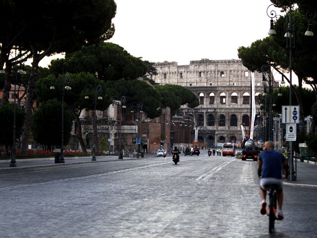  Estrada Fori Imperiali, de 1,1 km, leva ao Coliseu  (Foto: Riccardo De Luca/Reuters)