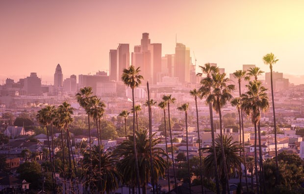 Beautiful sunset of Los Angeles downtown skyline and palm trees in foreground (Foto: Getty Images/iStockphoto) Beautiful sunset of Los Angeles downtown skyline and palm trees in foreground (Foto: Getty Images/iStockphoto)