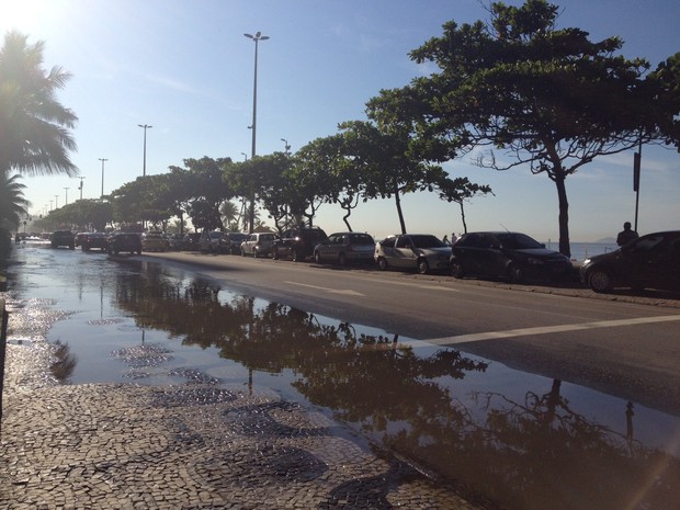 Devido ao vazamento, carro caiu no buraco que se abriu na Av. Vieira Souto (Foto: Isabela Marinho/G1) Devido ao vazamento, carro caiu no buraco que se abriu na Av. Vieira Souto (Foto: Isabela Marinho/G1)