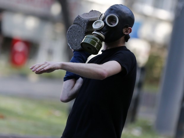 Manifestante se prepara para jogar uma pedra durante a manifestação em Istambul contra o governo neste sábado (1). (Foto: Murad Sezer/Reuters)