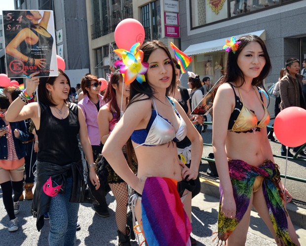 Parada gay reúne 3 mil pessoas em Tóquio (Foto: AFP PHOTO / Yoshikazu TSUNO)