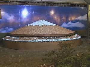 Na festa, o Monte Fuji feito com ovos é uma das atrações  (Foto: Reprodução / TV TEM)