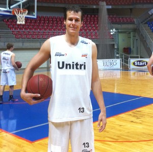 Rodrigo pivô do time de basquete de Uberlândia (Foto: Gullit Pacielle)