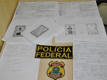 Documentos falsos e anotações foram apreendidas com o suspeito. (Foto: Polícia Federal/Divulgação)
