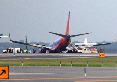 Boeing da Southwest Airlines, que pousou sem trem de pouso no aeroporto La Guardia, em Nova York (Foto: Getty Images)