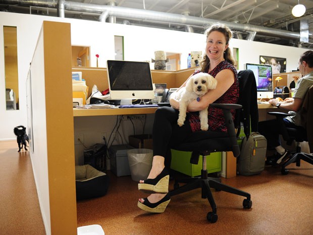 "Eu vejo isso como um benefício, como cuidados de saúde. Tem um apelo enorme", disse a dona de Dolly, Erin McCormack, que trabalha em uma empresa na Califórnia  (Foto: AP Photo / Grant Hindsley)