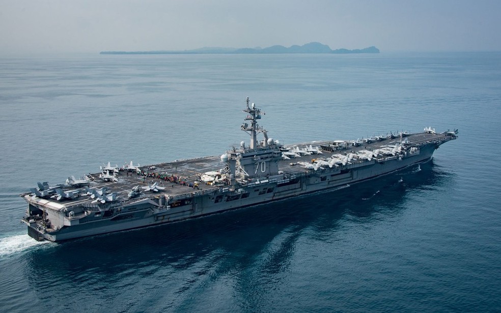  O USS Carl Vinson é visto navegando pelo Estreito de Sunda em 15 de abril, em foto divulgada pela Marinha dos EUA (Foto: US Navy )