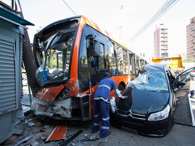 Carro bate em ônibus e atinge banca de jornal em Pinheiros (Foto: Alice Vergueiro/Futura Press/Estadão Conteúdo)