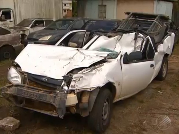 Carro ficou destruído em acidente (Foto: Reprodução/TV Bahia)