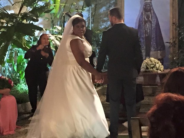 Cacau Protásio com Janderson Pires na cerimônia do seu casamento, no Rio (Foto: Reprodução/Instagram) Cacau Protásio com Janderson Pires na cerimônia do seu casamento, no Rio (Foto: Reprodução/Instagram)