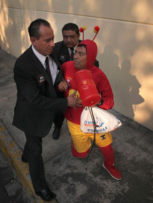 Fantasiado de Chapolin, fã foi expulso ao tentar participar de funeral privado do artista Roberto Gómez Bolaños (Foto: Marco Ugarte/AP)