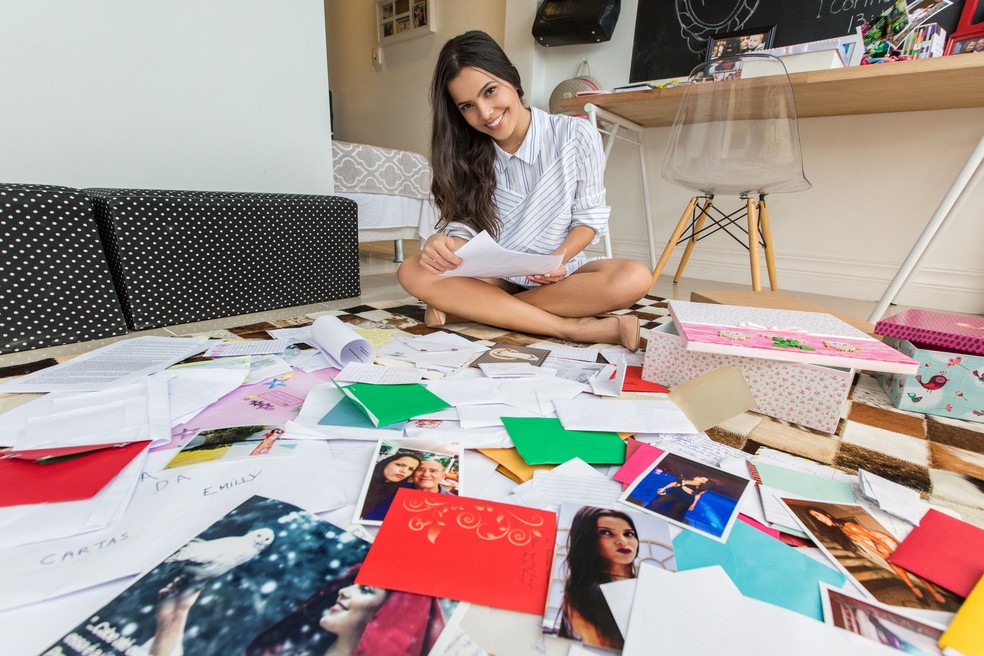 Emilly em seu escritório cercada por cartas recebidas de fãs (Foto: Felipe Monteiro / Gshow)