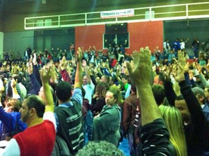 Metroviários reunidos para assembleia nesta segunda-feira (Foto: Marcelo Mora/G1)