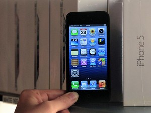 iPhone 5 ganhou uma tela maior, de 4 polegadas, e ficou mais fino e leve (Foto: Yves Herman/Reuters)