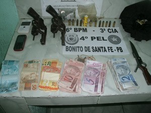 Polícia apreendeu revólveres, munições, além de uma quantia em dinheiro (Foto: Divulgação/6º BPM )