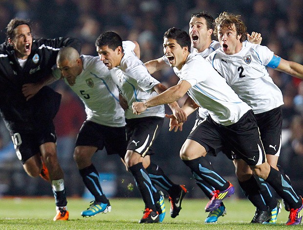 Jogadores Uruguai comemoram (Foto: Reuters)