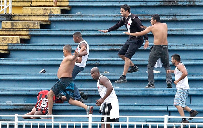 confusão torcida Atlético-PR e Vasco jogo (Foto: Reuters)